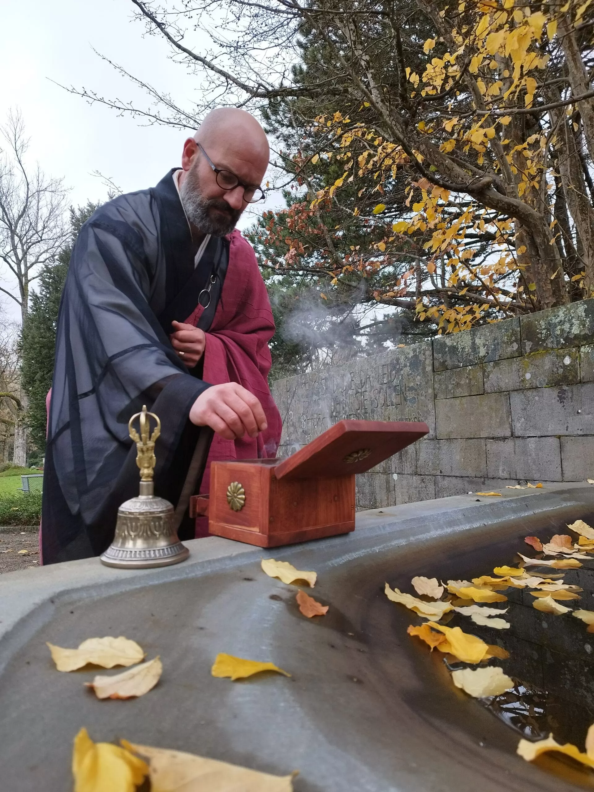 Trauerfeier in der Stadt Zürich - Friedhof Hönggerberg mit Trauerredner - Zen Meister Vater Reding