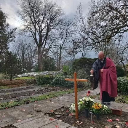 Trauerfeier in der Stadt Zürich - Friedhof Hönggerberg mit Trauerredner - Zen Meister Vater Reding