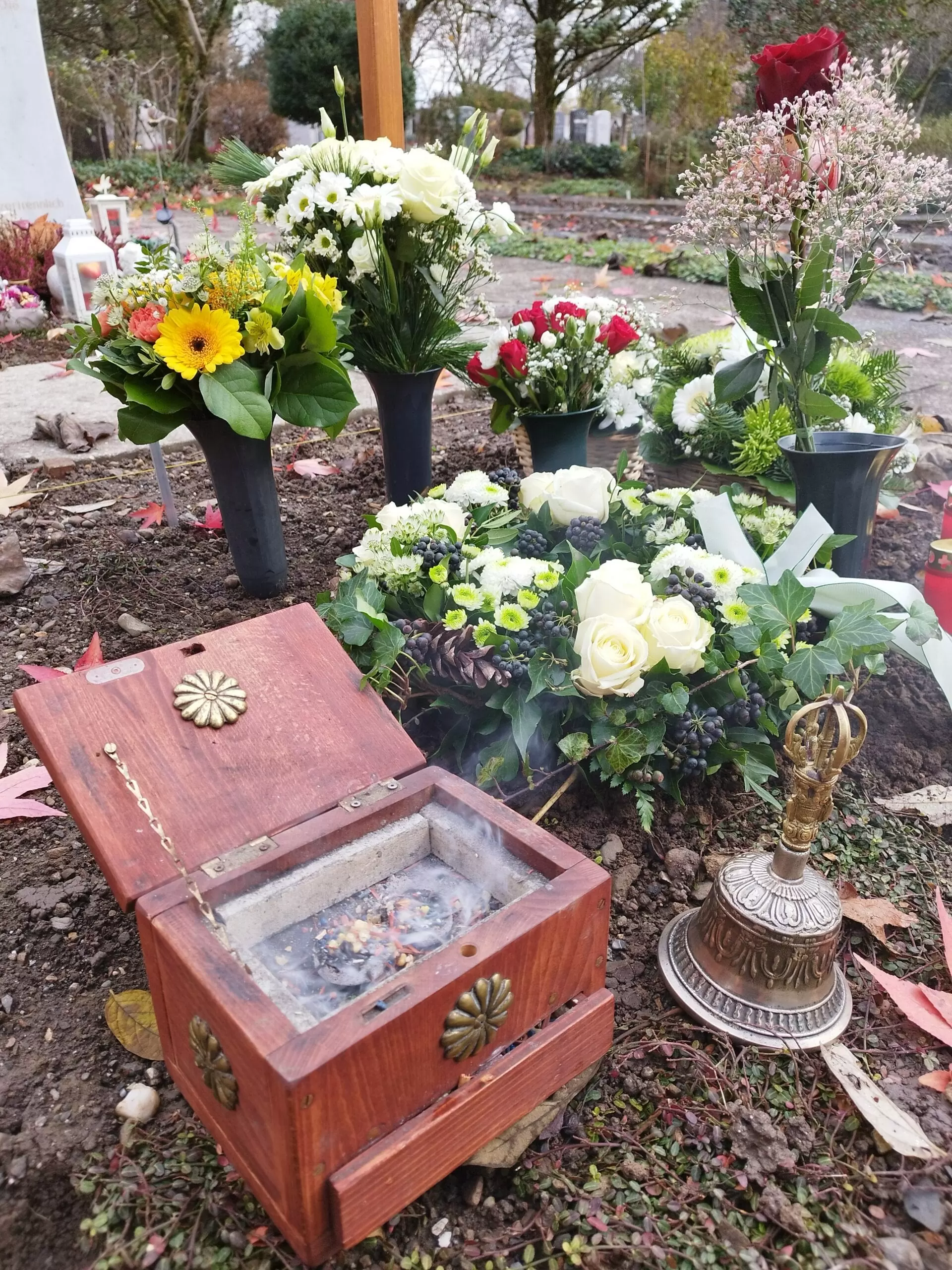 Trauerfeier in der Stadt Zürich - Friedhof Hönggerberg mit Trauerredner - Zen Meister Vater Reding