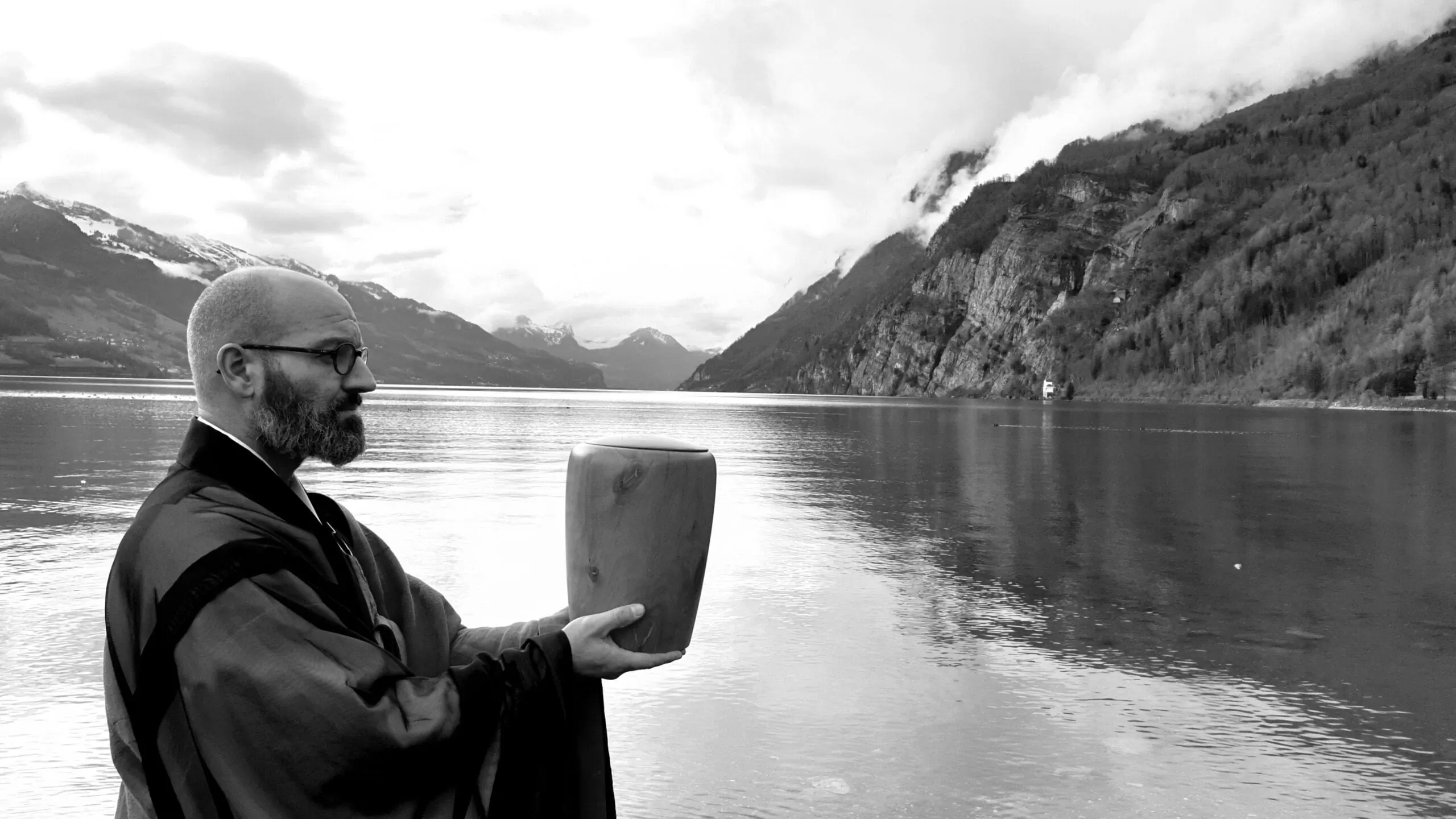 Asche verstreuen Walensee - Ostschweiz - Trauerredner Zen Vater Meister Reding