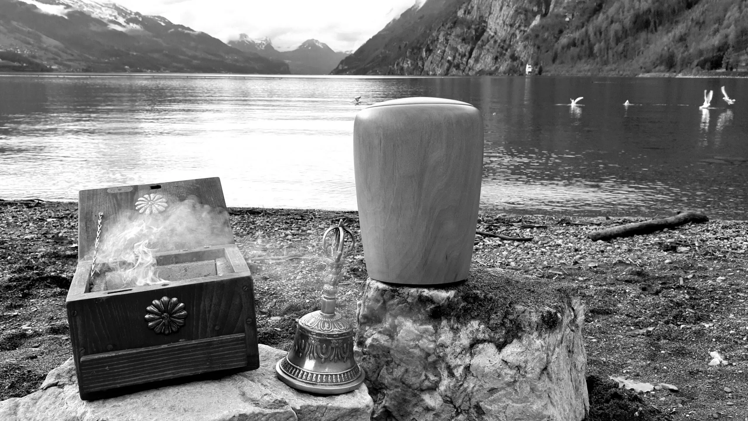 Asche verstreuen Walensee - Ostschweiz - Trauerredner Zen Vater Meister Reding