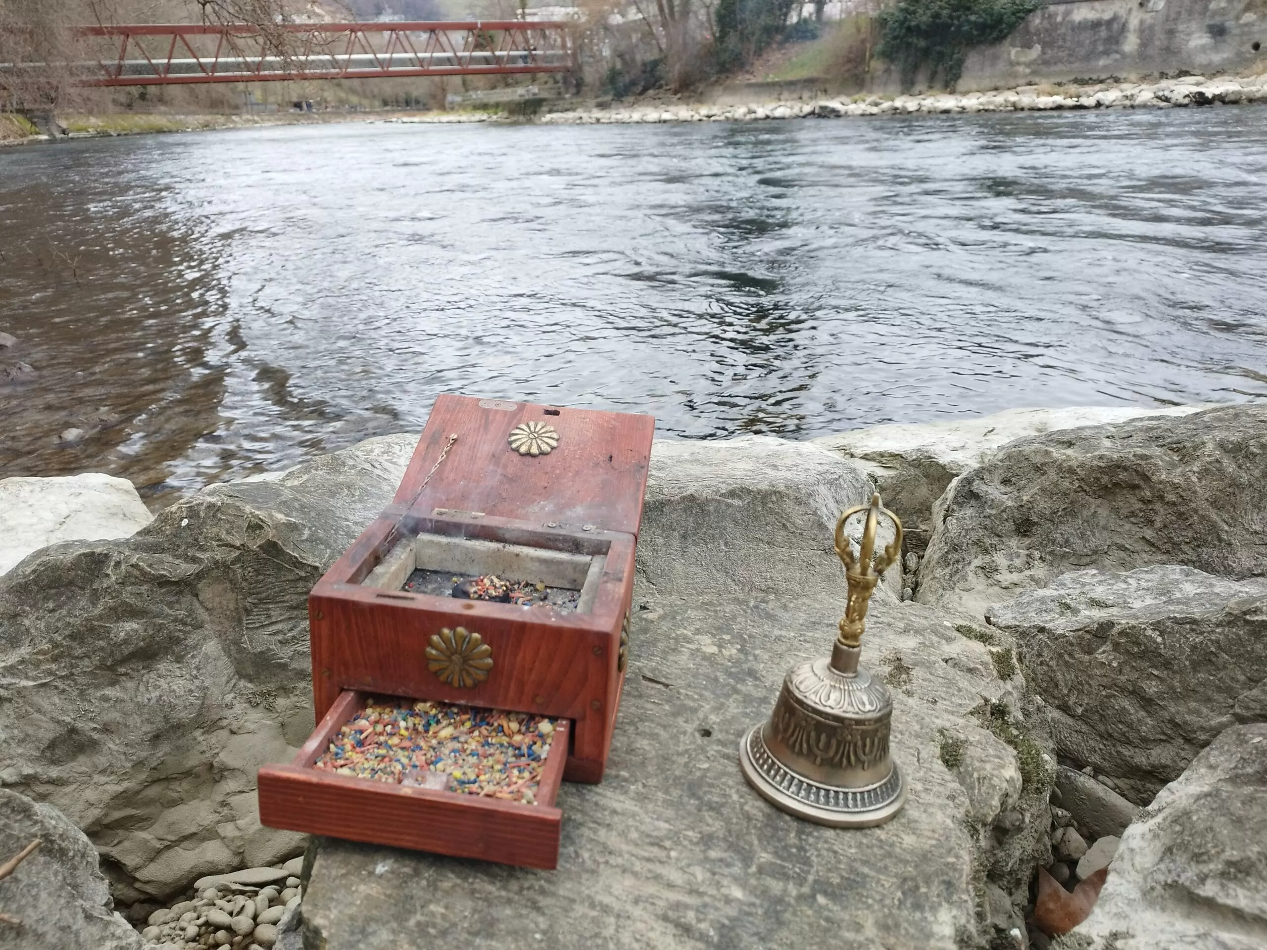 Asche verstreuen am Fluss - Limmat Baden - Trauerredner - Zen Meister Vater Reding