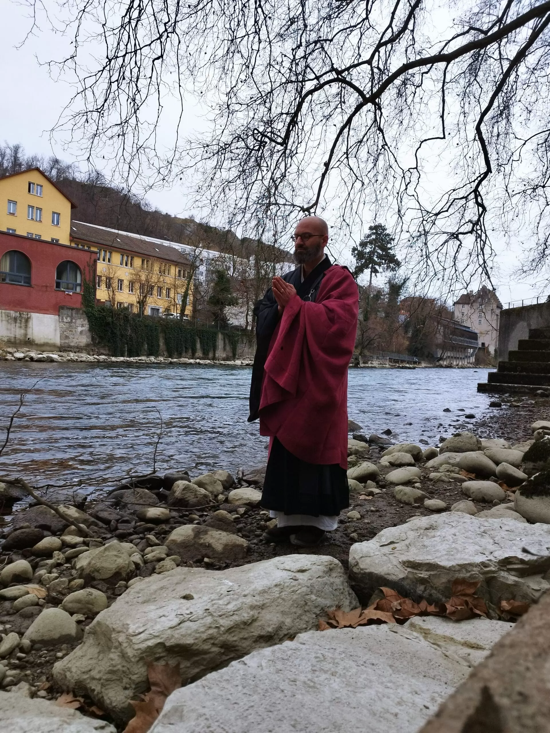 Asche verstreuen am Fluss - Limmat Baden - Trauerredner - Zen Meister Vater Reding