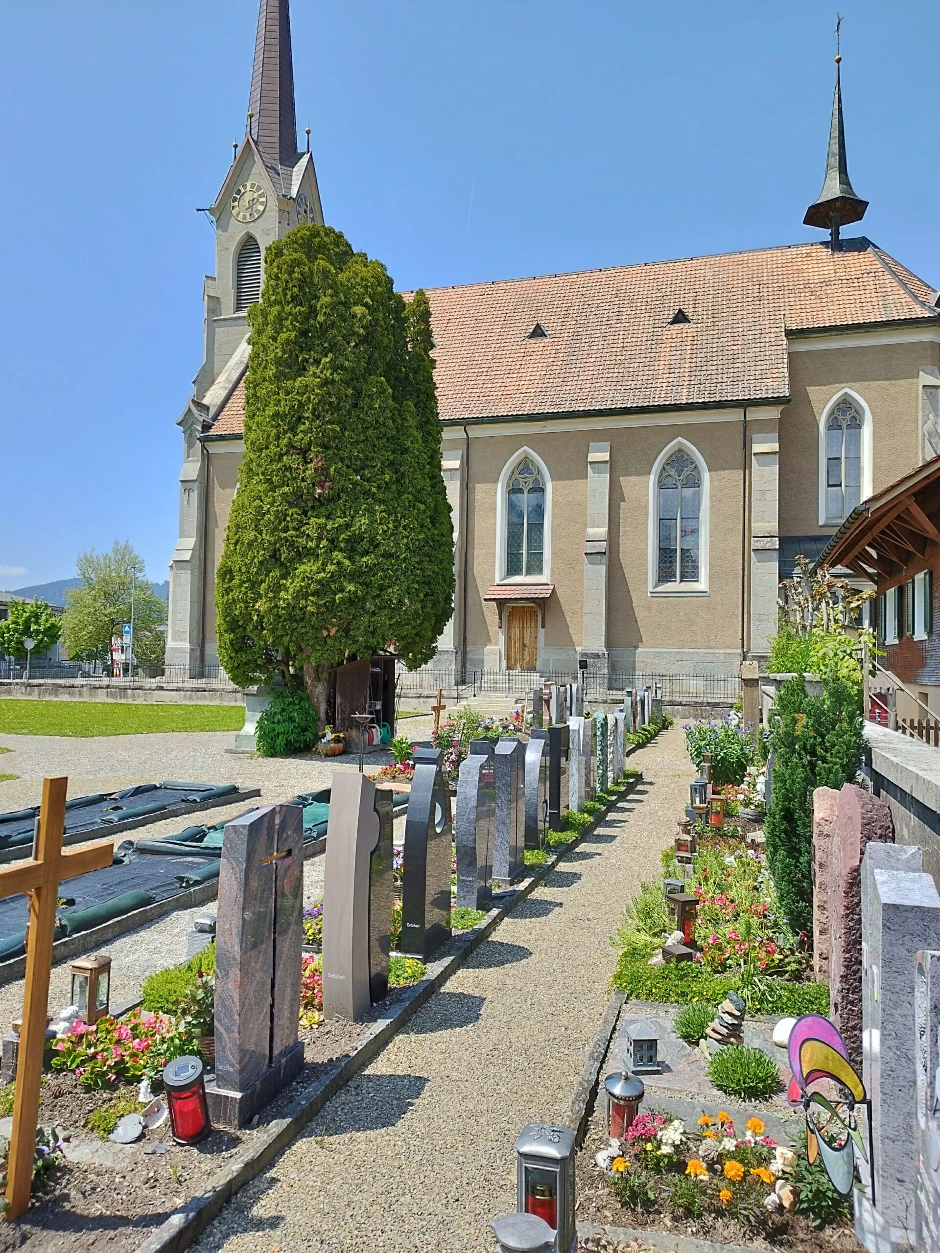 Bennau Einsiedeln Trauerredner und Abschiedsredner für die Beerdigung - Zen Vater Meister Reding